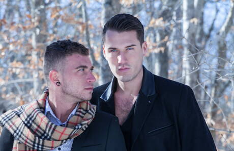 アメリカの毛深いスタッドアレックスグリーンとフランスのハンサムな男テオフォードが屋外で熱い同性愛シーンを演じる