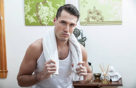 アメリカのカワウソのアレックス・グリーンとフランスのスーパースタッドのテオ・フォードがペニスで遊ぶ