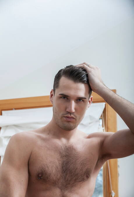 アメリカのカワウソのアレックス・グリーンとフランスのスーパースタッドのテオ・フォードがペニスで遊ぶ