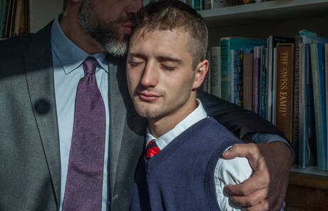 Seksowni Amerykanie, dobrze zbudowany Dirk Caber i przystojny facet Jd Phoenix ruchają się w dupę po ssaniu