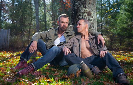 Les stars du porno américaines Max Sargent et Rodney Steele montrent un corps parfait à l