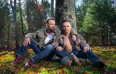 Les stars du porno américaines Max Sargent et Rodney Steele montrent un corps parfait à l