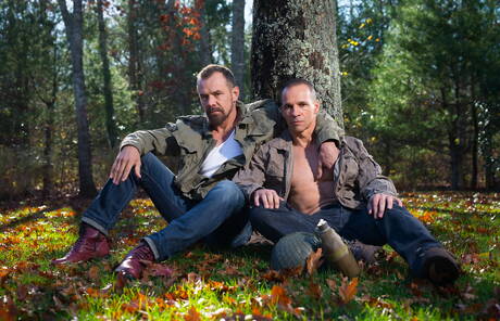 Die amerikanischen Pornostars Strongman Max Sargent und Strongman Rodney Steele zeigen draußen einen perfekten Körper