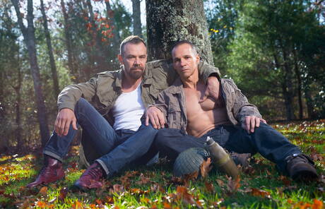 Les stars du porno américaines Max Sargent et Rodney Steele montrent un corps parfait à l