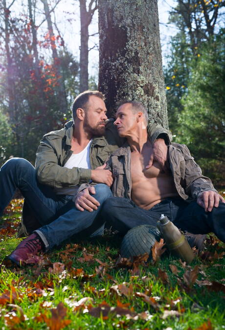 Les stars du porno américaines Max Sargent et Rodney Steele montrent un corps parfait à l