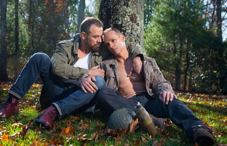 Les stars du porno américaines Max Sargent et Rodney Steele montrent un corps parfait à l