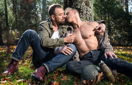 Les stars du porno américaines Max Sargent et Rodney Steele montrent un corps parfait à l