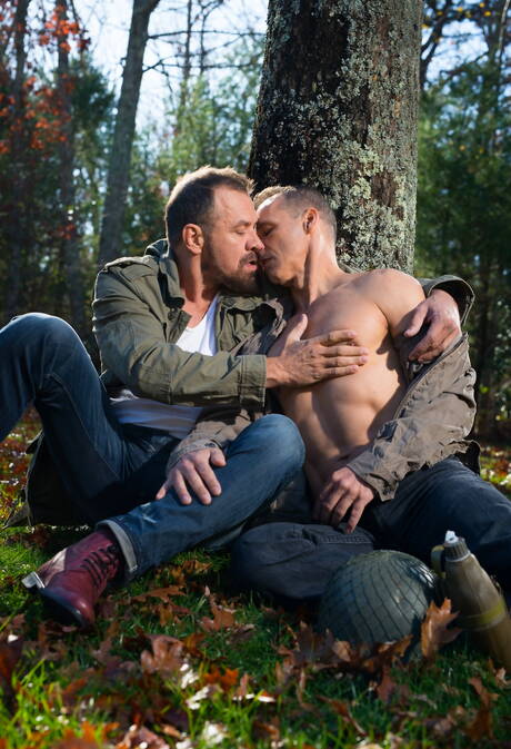 Les stars du porno américaines Max Sargent et Rodney Steele montrent un corps parfait à l