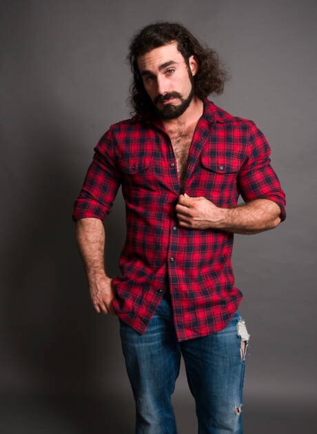 著名美國人，健壯的阿蒙德·里佐和熊傑克斯頓·惠勒展示了強壯的身體