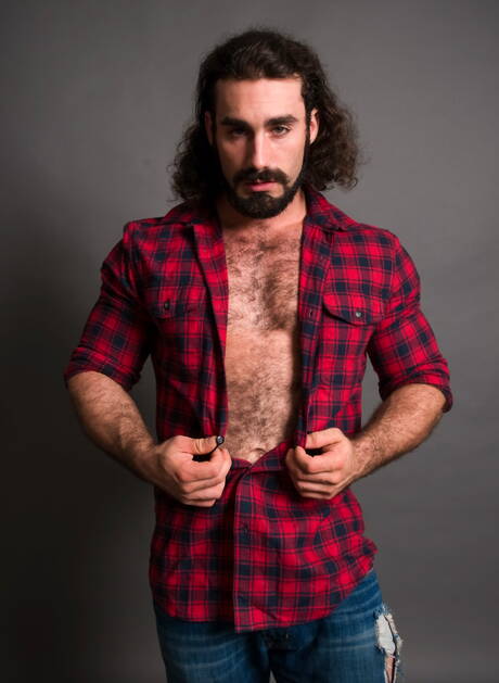 著名美國人，健壯的阿蒙德·里佐和熊傑克斯頓·惠勒展示了強壯的身體