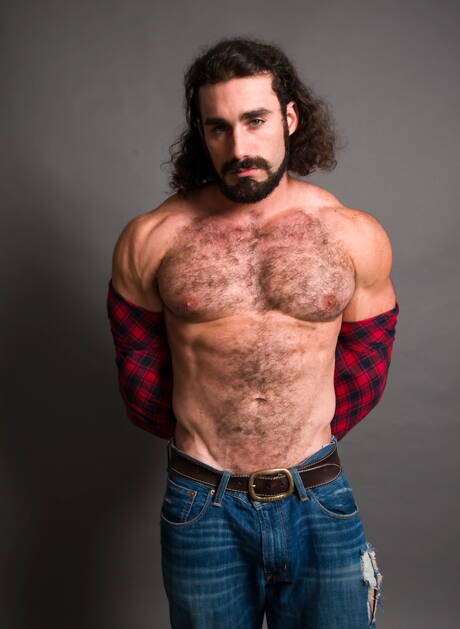 著名美國人，健壯的阿蒙德·里佐和熊傑克斯頓·惠勒展示了強壯的身體