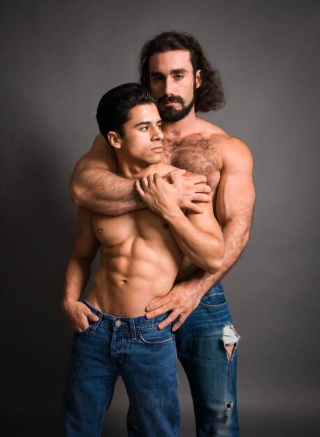 著名美國人，健壯的阿蒙德·里佐和熊傑克斯頓·惠勒展示了強壯的身體