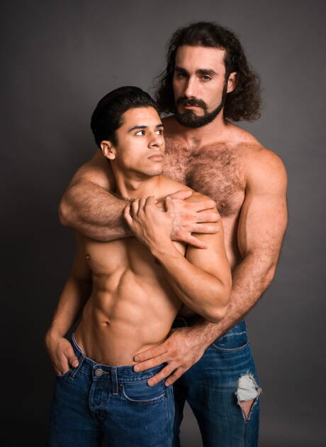 著名美國人，健壯的阿蒙德·里佐和熊傑克斯頓·惠勒展示了強壯的身體