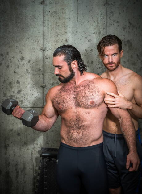 Der irische haarige Bär Brendan Patrick und der amerikanische haarige Bär Jaxton Wheeler wichsen Schwänze