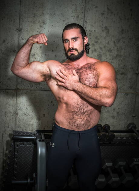 Der irische haarige Bär Brendan Patrick und der amerikanische haarige Bär Jaxton Wheeler wichsen Schwänze