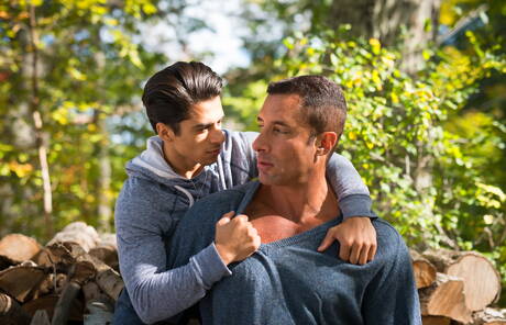 Os famosos americanos, o musculoso Armond Rizzo e o durão Nick Capra mostram um corpo musculoso por fora