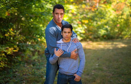 Os famosos americanos, o musculoso Armond Rizzo e o durão Nick Capra mostram um corpo musculoso por fora