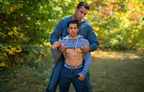 美國著名肌肉男阿蒙德·里佐和硬漢尼克·卡普拉在戶外秀肌肉身材