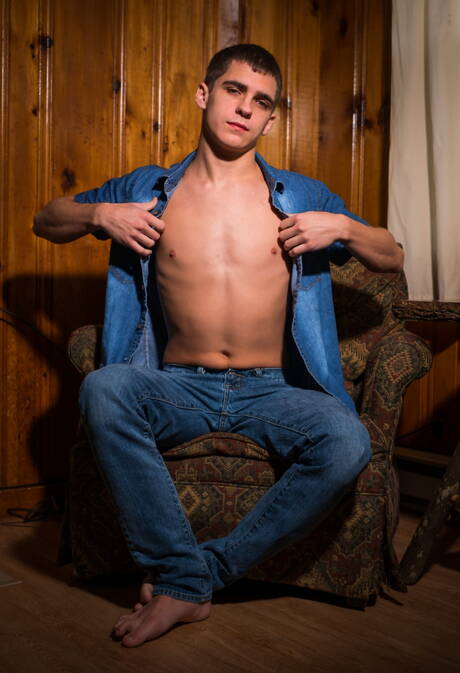 漂亮的美國男孩 Kory Houston 和粗壯的男人 Rodney Steele 手淫