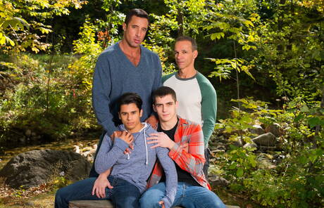 帥哥尼克卡普拉穿著牛仔褲與年輕朋友合影