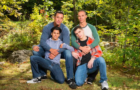 帥哥尼克卡普拉穿著牛仔褲與年輕朋友合影