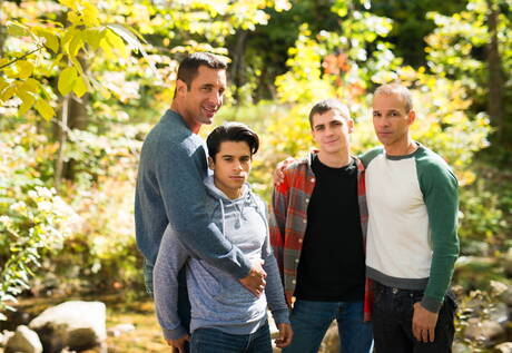 帥哥尼克卡普拉穿著牛仔褲與年輕朋友合影