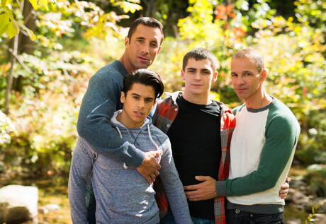 帥哥尼克卡普拉穿著牛仔褲與年輕朋友合影