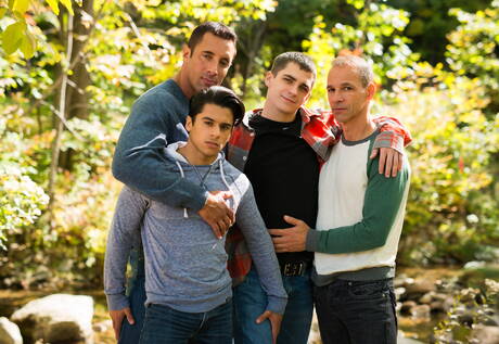 帥哥尼克卡普拉穿著牛仔褲與年輕朋友合影