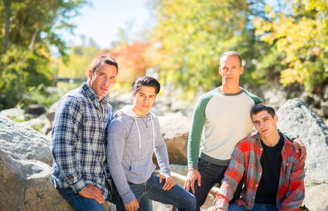 帥哥尼克卡普拉穿著牛仔褲與年輕朋友合影