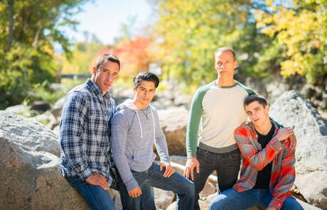 帥哥尼克卡普拉穿著牛仔褲與年輕朋友合影