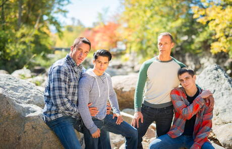 帥哥尼克卡普拉穿著牛仔褲與年輕朋友合影