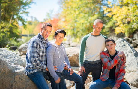 帥哥尼克卡普拉穿著牛仔褲與年輕朋友合影