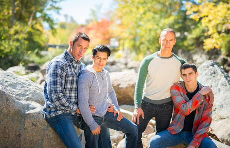 帥哥尼克卡普拉穿著牛仔褲與年輕朋友合影