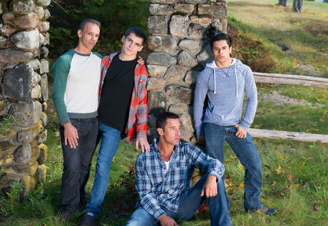 帥哥尼克卡普拉穿著牛仔褲與年輕朋友合影