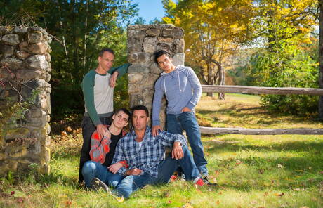 帥哥尼克卡普拉穿著牛仔褲與年輕朋友合影