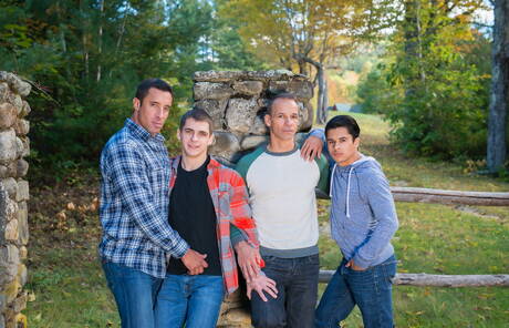 帥哥尼克卡普拉穿著牛仔褲與年輕朋友合影