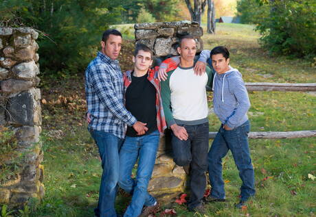 帥哥尼克卡普拉穿著牛仔褲與年輕朋友合影