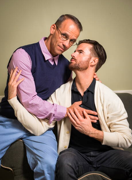 アイルランドのホットベアブレンダンパトリックとアメリカの筋肉質なロドニースティールが服を脱いでお尻を見せる