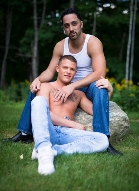 Los estadounidenses calientes, el musculoso Andrew Fitch y el bien formado Brandon Wilde se masturban al aire libre