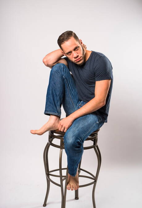 Le gentil garçon américain Nick Capra et le dur à cuire Wolf Hudson montrent un corps bien bâti