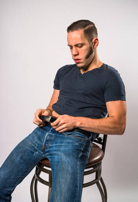 Le gentil garçon américain Nick Capra et le dur à cuire Wolf Hudson montrent un corps bien bâti