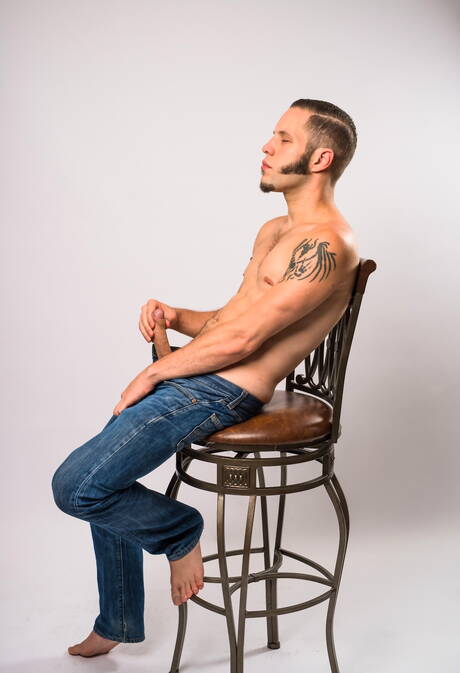 Le gentil garçon américain Nick Capra et le dur à cuire Wolf Hudson montrent un corps bien bâti