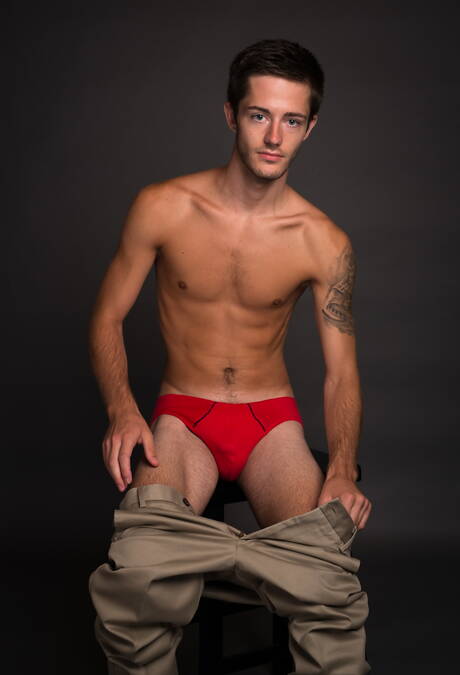 Le super étalon américain Tony Salerno et le beau garçon Bryce Action ont une relation sexuelle torride