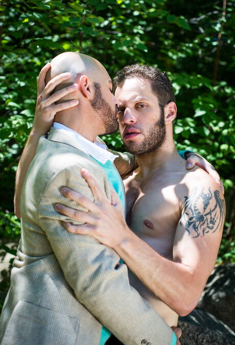 Amerykańskie gwiazdy porno, umięśniony Wolf Hudson i wydra Adam Russo pokazują umięśnione ciało na zewnątrz