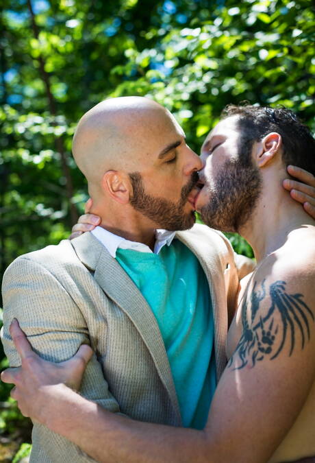 Amerykańskie gwiazdy porno, umięśniony Wolf Hudson i wydra Adam Russo pokazują umięśnione ciało na zewnątrz