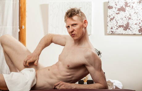 Les Américains sexy, le jeune Rob Yaeger et le costaud Brock Avery se mettent nus et montrent leurs fesses serrées