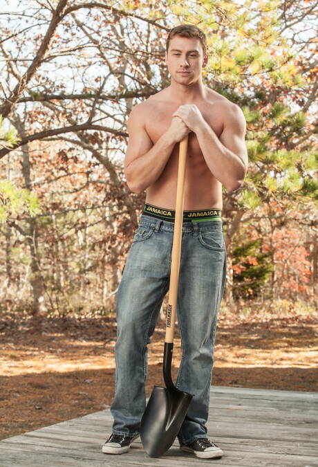 美國帥哥康納馬奎爾在戶外裸體擺造型，秀出緊實的臀部