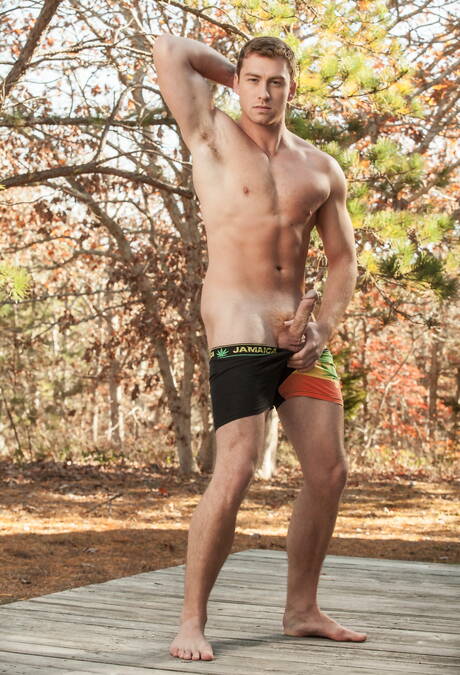 美國帥哥康納馬奎爾在戶外裸體擺造型，秀出緊實的臀部