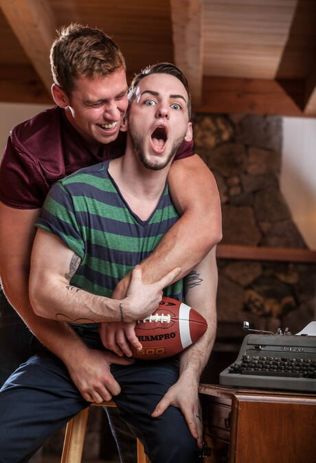 2人のアメリカ人の少年ストロングマン、コナー・マグワイアとストロングマン、コルトン・グレイが裸でポーズをとる