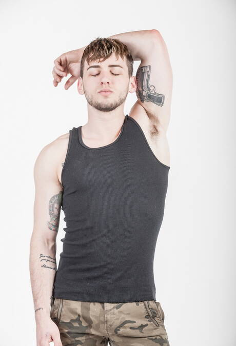 El galán americano Colton Grey se desnuda y muestra su culo apretado